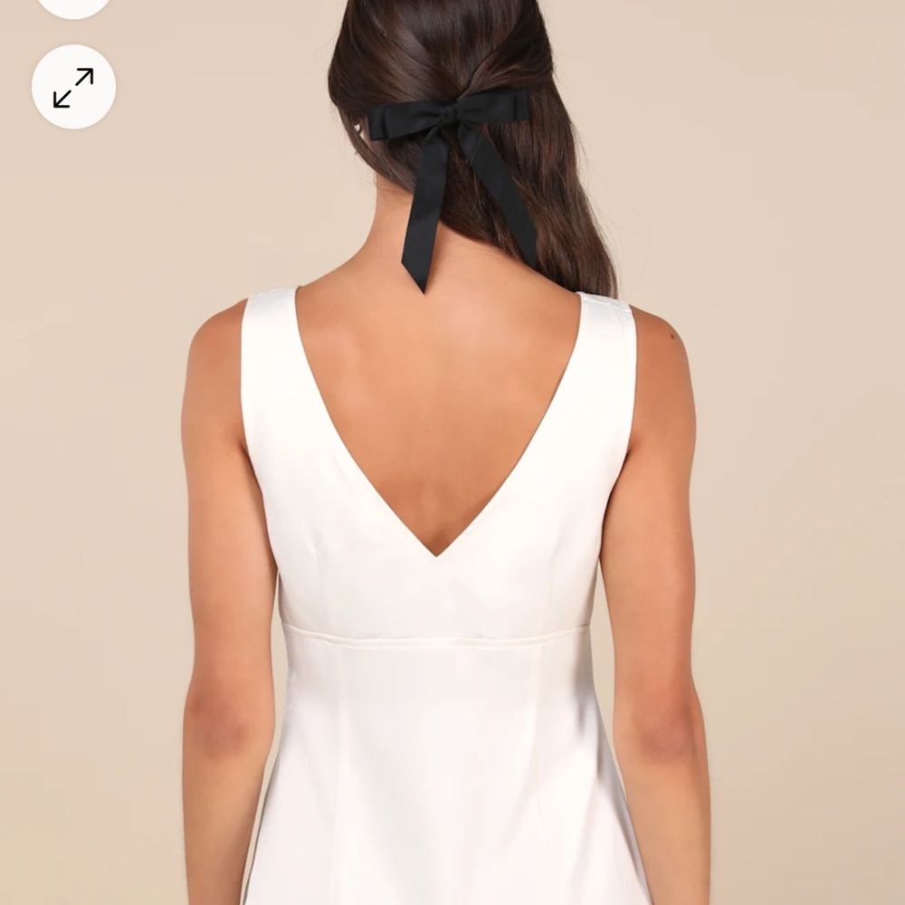 Elegant White Dress with Black Bow - Picture 3 of 3